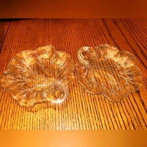 Gorgeous pair of vintage Indiana Glass Co leaf dishes